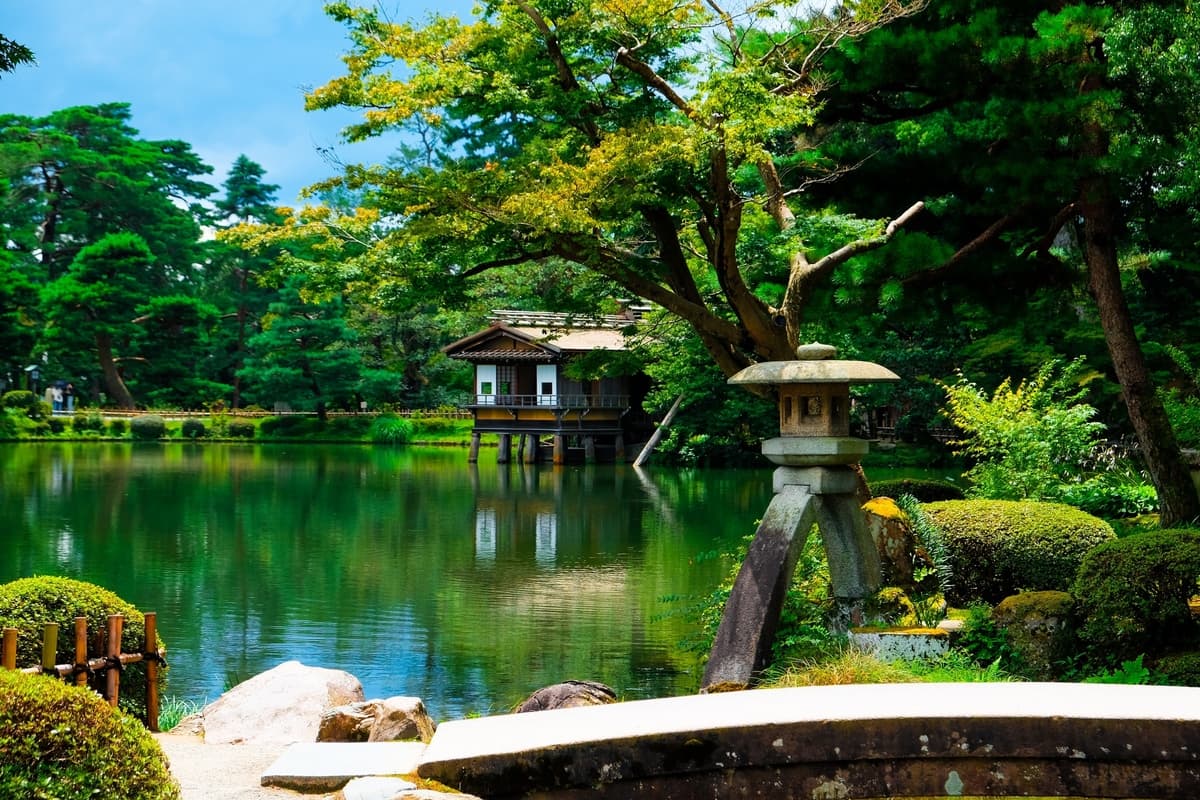 Kenroku-en in Kanazawa, one of the three most beautiful gardens in Japan, and the old geisha quarter of wooden tea houses